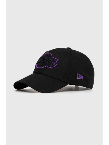 Памучна шапка с козирка New Era в черно с апликация LOS ANGELES LAKERS