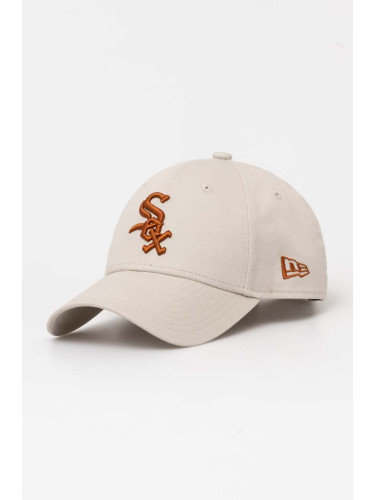 Памучна шапка с козирка New Era в бежово с апликация CHICAGO WHITE SOX