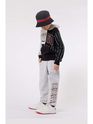 Детски спортен панталон HUGO в сиво с принт