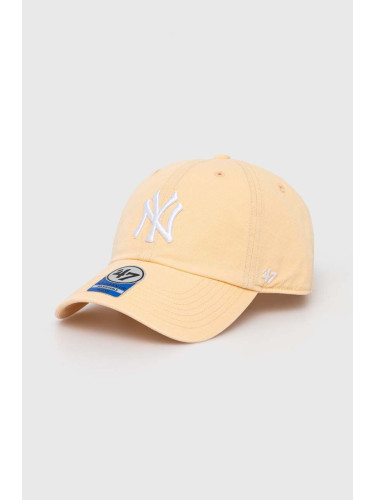 Детска памучна шапка с козирка 47 brand MLB New York Yankees CLEAN UP в оранжево с апликация BNLRGW17GWS