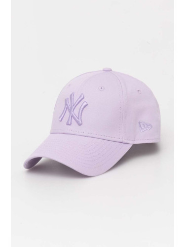 Памучна шапка с козирка New Era в лилаво с апликация NEW YORK YANKEES