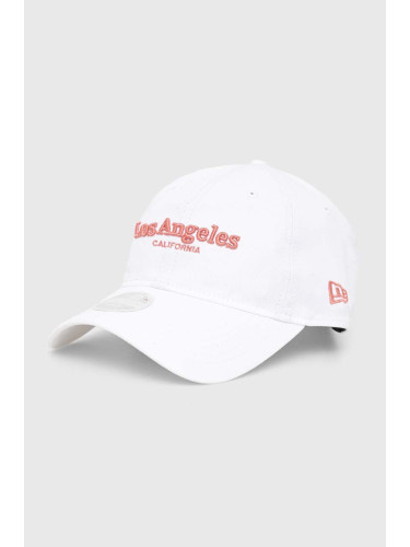 Памучна шапка с козирка New Era в бяло с апликация