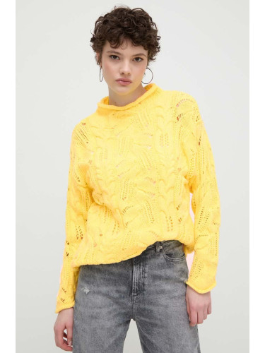 Памучен пуловер Desigual MILANO в жълто с ниско поло