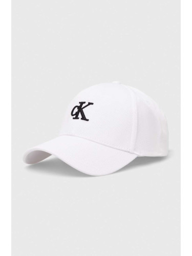 Памучна шапка с козирка Calvin Klein Jeans в бяло с апликация K50K511805