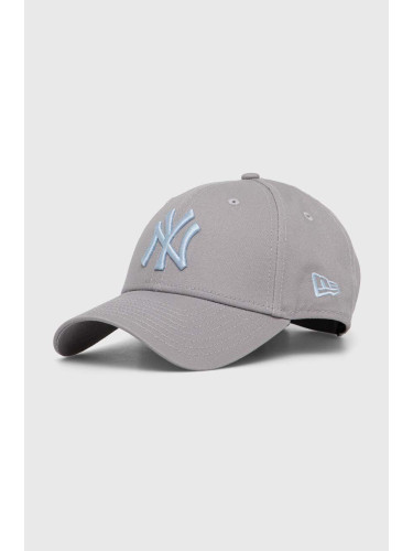 Памучна шапка с козирка New Era 9FORTY NEW YORK YANKEES в сиво с апликация 60503373