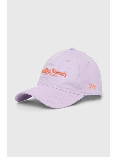 Памучна шапка с козирка New Era в лилаво с апликация