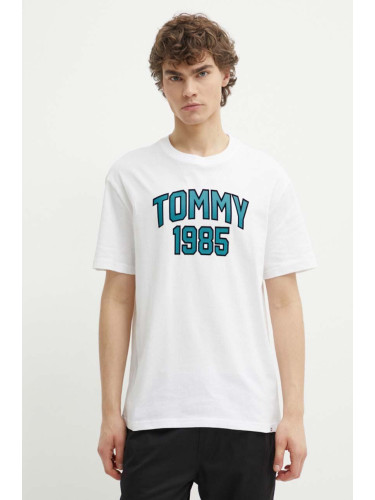 Памучна тениска Tommy Jeans в бяло с принт DM0DM18559