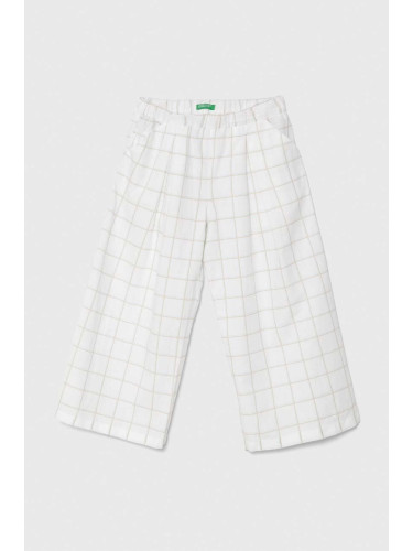 Детски ленен панталон United Colors of Benetton в бяло с изчистен дизайн