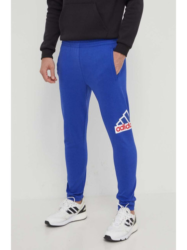 Спортен панталон adidas в синьо с принт IS9594