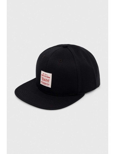 Памучна шапка с козирка Levi's в черно с апликация