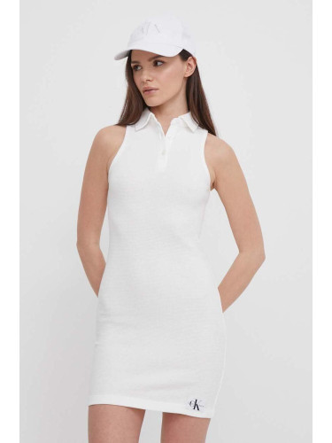 Памучна рокля Calvin Klein Jeans в бяло къса с кройка по тялото J20J223416