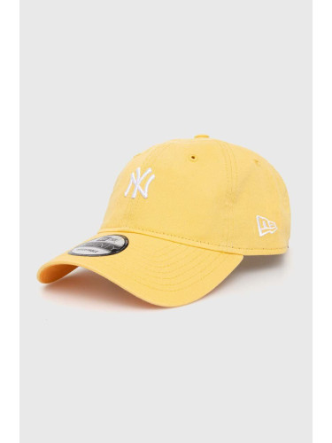 Памучна шапка с козирка New Era в жълто с апликация NEW YORK YANKEES