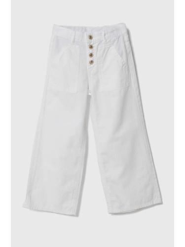 Детски памучен панталон Guess в бяло с изчистен дизайн