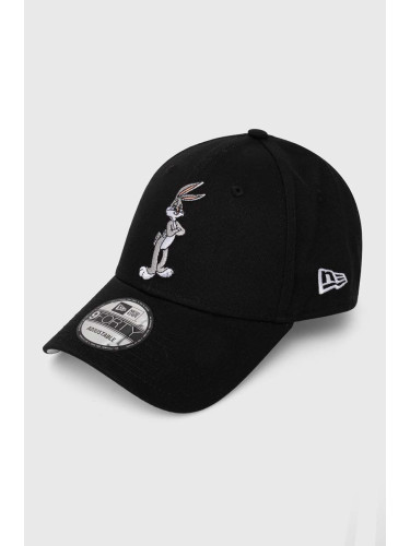 Памучна шапка с козирка New Era в черно с апликация BUGS BUNNY