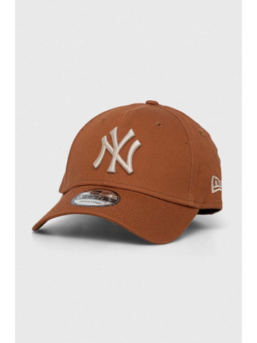 Памучна шапка с козирка New Era в кафяво с апликация NEW YORK YANKEES