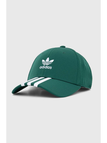 Шапка с козирка adidas Originals в зелено с апликация IS1627