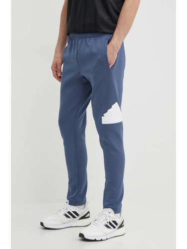 Спортен панталон adidas в синьо с принт IR9179