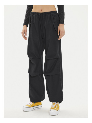 Converse Текстилни панталони W Parachute Pant 10026399-A01 Черен Loose Fit