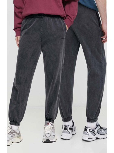 Спортен панталон Kaotiko в сиво с изчистен дизайн