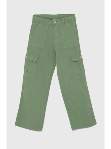 Детски памучен панталон Guess в зелено с изчистен дизайн