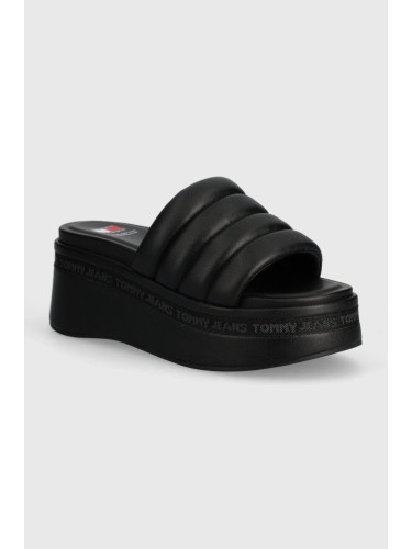 Чехли Tommy Jeans TJW WEDGE SANDAL в черно със скосена платформа EN0EN02455
