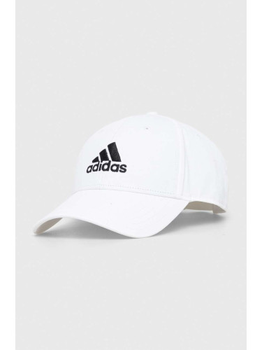 Памучна шапка с козирка adidas 0 в бяло с апликация IB3243