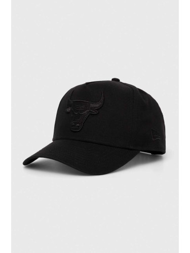 Памучна шапка с козирка New Era в черно с апликация CHICAGO BULLS