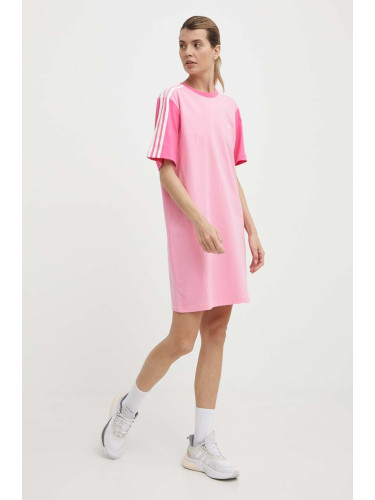 Памучна рокля adidas в розово къса с уголемена кройка IR6055