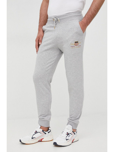 Спортен панталон Gant мъжко в сиво с апликация