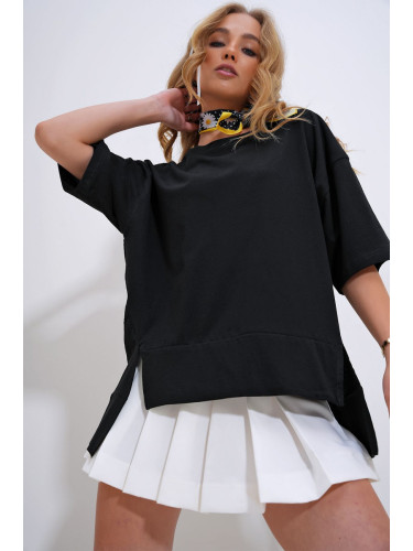 Trend Alaçatı Stili Women's Black Crew Neck Oversize T-Shirt with Window Detail