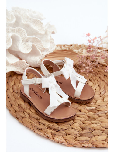 Boto Бели детски лачени сандали с панделка и велкро лента Joratia