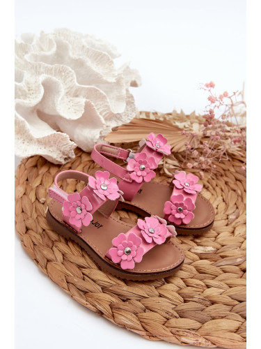 Patent leather children's sandals decorated with flowers, pink tinette