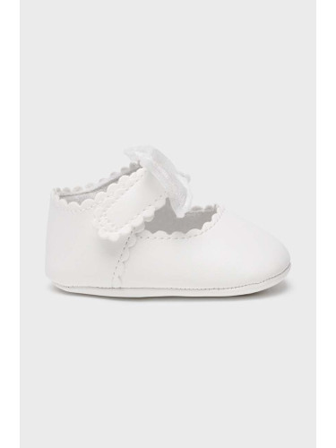 Бебешки обувки Mayoral Newborn в бяло