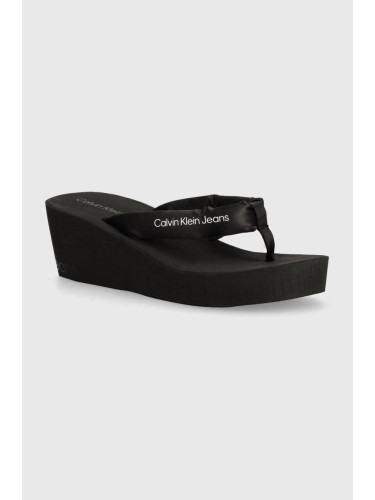 Джапанки Calvin Klein Jeans BEACH WEDGE SANDAL PADDED NY в черно със скосена платформа YW0YW01397