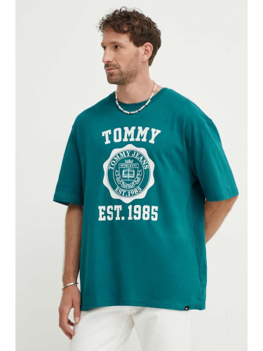 Памучна тениска Tommy Jeans в зелено с принт DM0DM18560