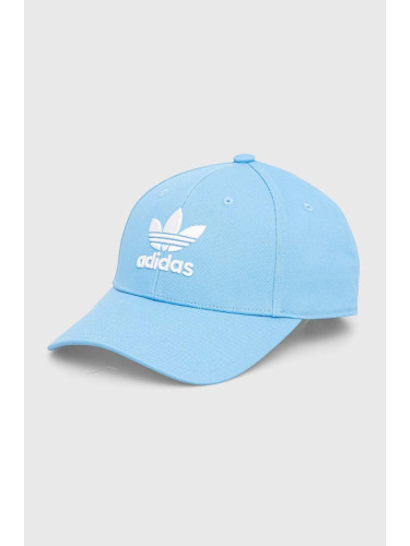 Памучна шапка с козирка adidas Originals в синьо с апликация IS4623