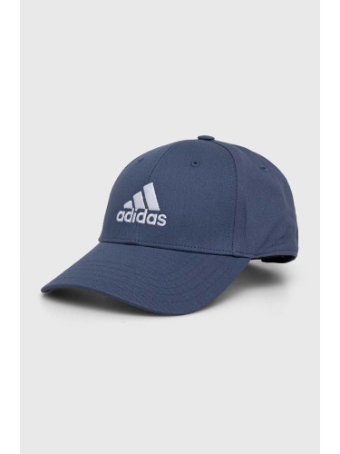 Памучна шапка с козирка adidas 0 в синьо с апликация  IR7872