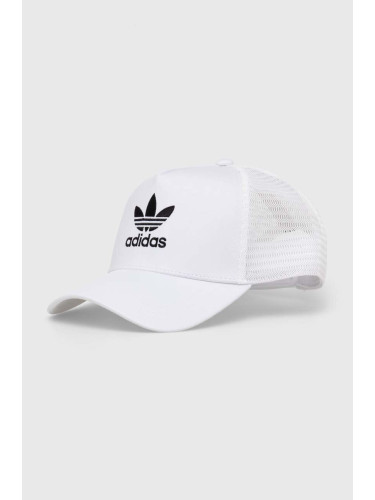 Шапка с козирка adidas Originals в бяло с апликация IS3015