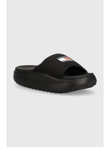 Чехли Tommy Jeans TJW CHUNKY POOL SLIDE в черно с платформа EN0EN02448