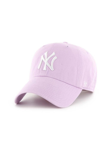 Памучна шапка с козирка 47 brand MLB New York Yankees в лилаво с апликация B-NLRGW17GWS-YX