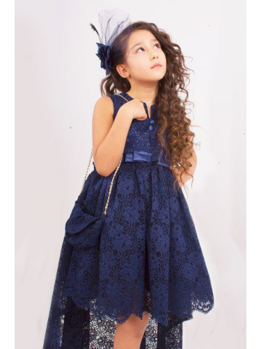 Официална детска рокля в тъмносиньо от дантела с шлейф, чантичка и цве