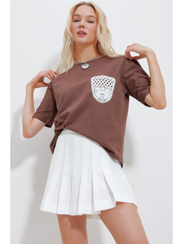 Trend Alaçatı Stili Women's Brown Crew Neck Guipure Pocket T-Shirt