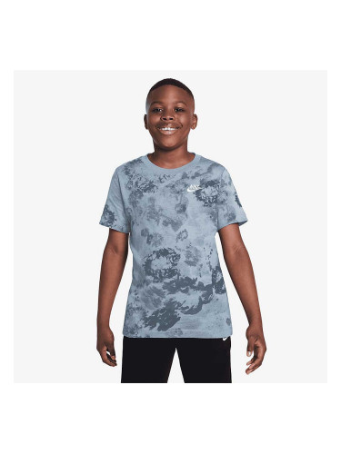 ДЕТСКА ТЕНИСКА ЗА МОМЧЕ NIKE NSW TEE CLUB SSNL AOP СВЕТЛОСИНЯ