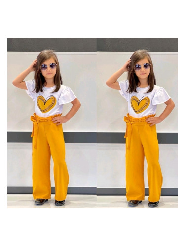 Комплект от тениска в бяло със сърце в горчица и панталон 