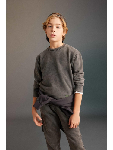 DEFACTO Boy's Oversize Fit Crew Neck Washed Faded Effect Printed Sweatshirt