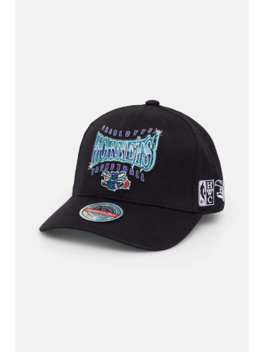 Шапка с козирка с вълна Mitchell&Ness Charlotte Hornets в черно с апликация HHSSINTL1434-CHOBLCK