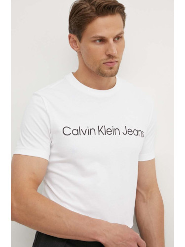 Памучна тениска Calvin Klein Jeans в бяло с принт J30J322552