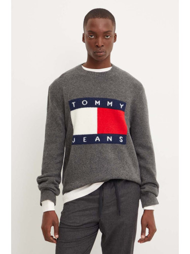 Пуловер с вълна Tommy Jeans мъжки в сиво от лека материя DM0DM19442