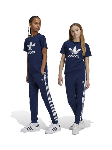 Детски спортен панталон adidas Originals TREFOIL PANTS в тъмносиньо с апликация IY7486