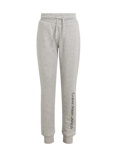 Детски памучен спортен панталон Calvin Klein Jeans REGULAR JOGGER в сиво с принт IU0IU00604